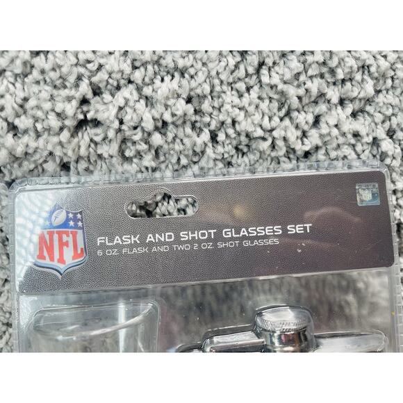 NFL Stainless Steel Flask and 2 Pack 2oz Shot Glasses Set New York Jets New - Picture 4 of 10